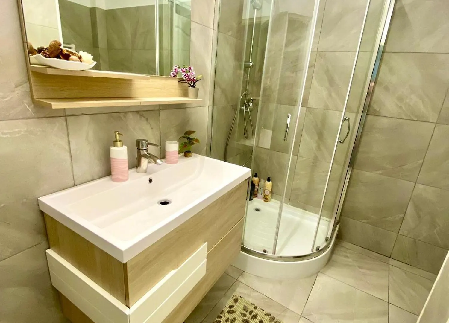 Apartment Kira'S Exclusive Group 6-Apt' 26 People' 8 Rooms' Bucharest
