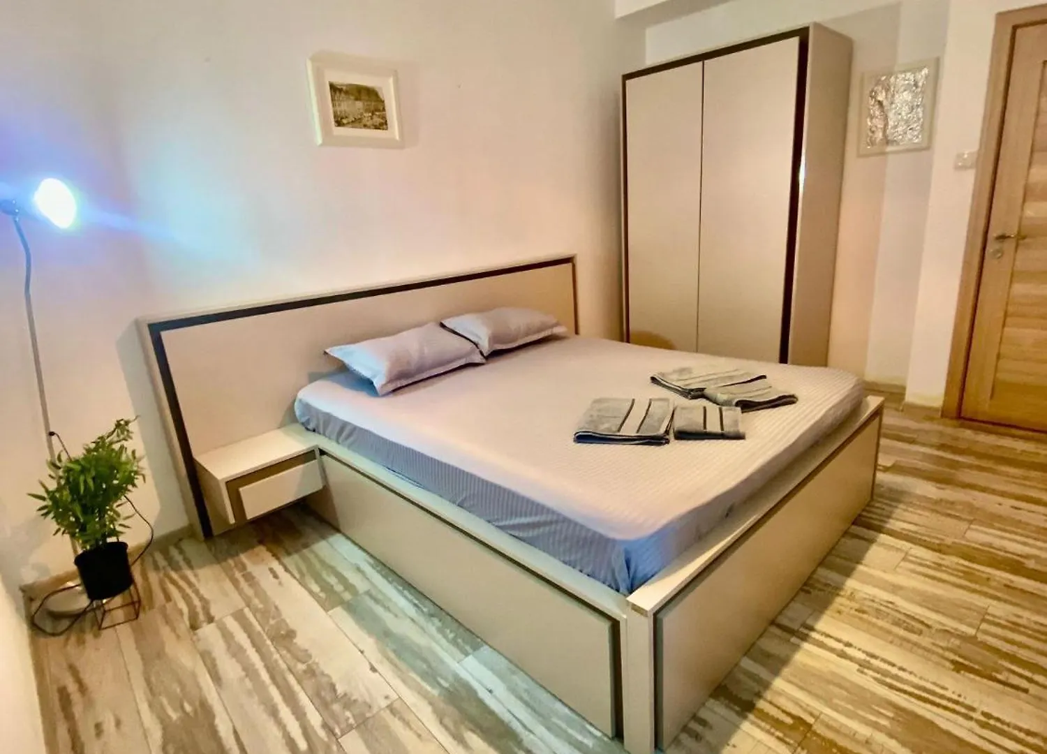 Kira'S Exclusive Group 6-Apt' 26 People' 8 Rooms' Bucharest Apartment